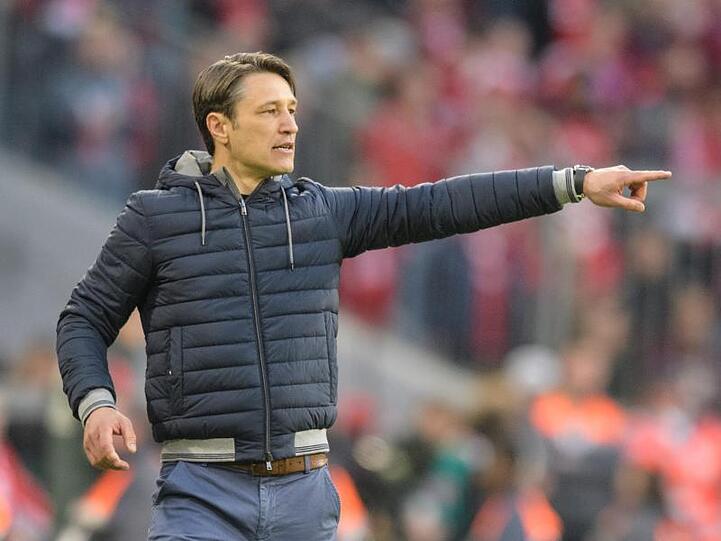 Trainer Niko Kovac von Bayern gibt vom Spielfeldrand aus Anweisungen. Foto: Matthias Balk