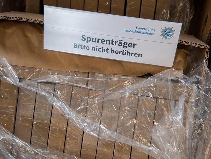 Päckchen zu je einem Kilo mit Kokain in Bananenkisten liegen im bayerischen Landeskriminalamt auf einem Tisch. Foto: Peter Kneffel/Archivbild