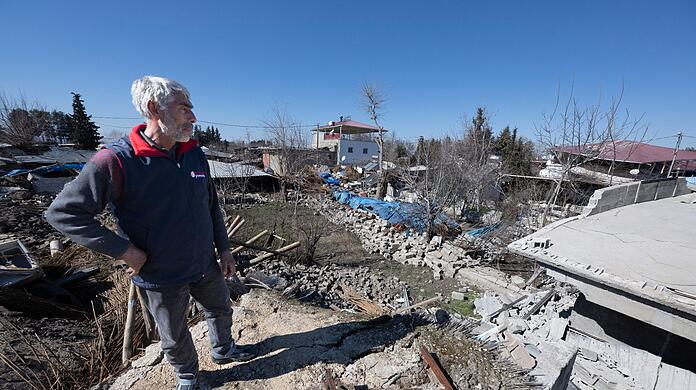 Kücük Hasan Barik auf seinem eingestürzten Haus.