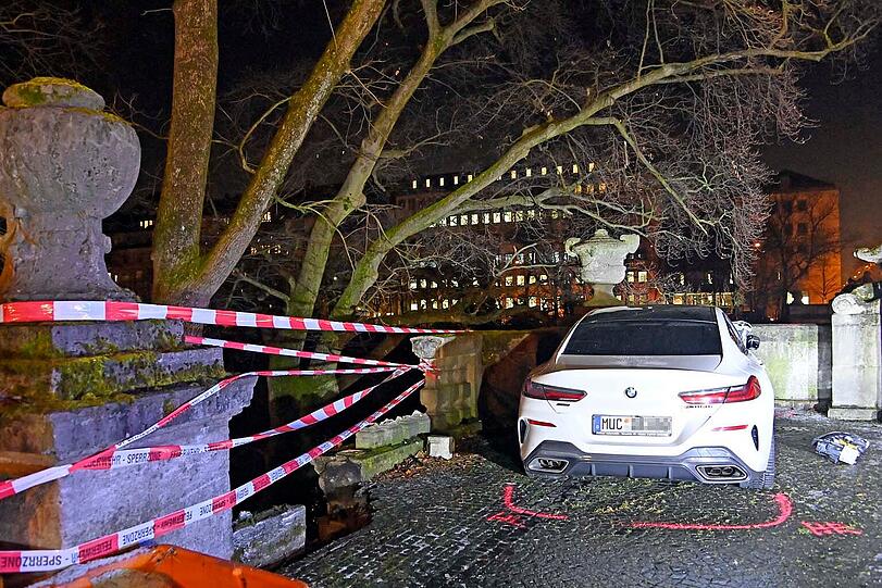 Die Fahrt des Rasers im BMW 850i M endete am massiven steinernen Geländer im Auslauf der Luitpoldbrücke.