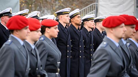 280 Rekrutinnen und Rekruten gelobten, "der Bundesrepublik Deutschland treu zu dienen und das Recht und die Freiheit des deutschen Volkes tapfer zu verteidigen".