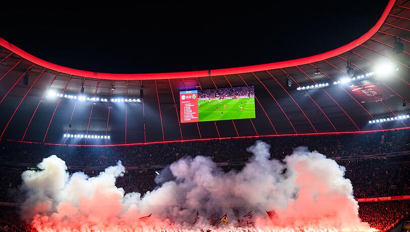 Nach der Pause zündeten die Bayern-Fans in der Südkurve massiv Pyrotechnik.