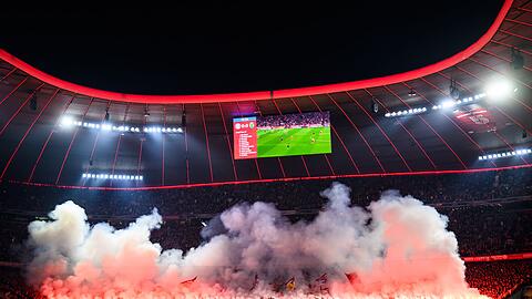Nach der Pause zündeten die Bayern-Fans in der Südkurve massiv Pyrotechnik.