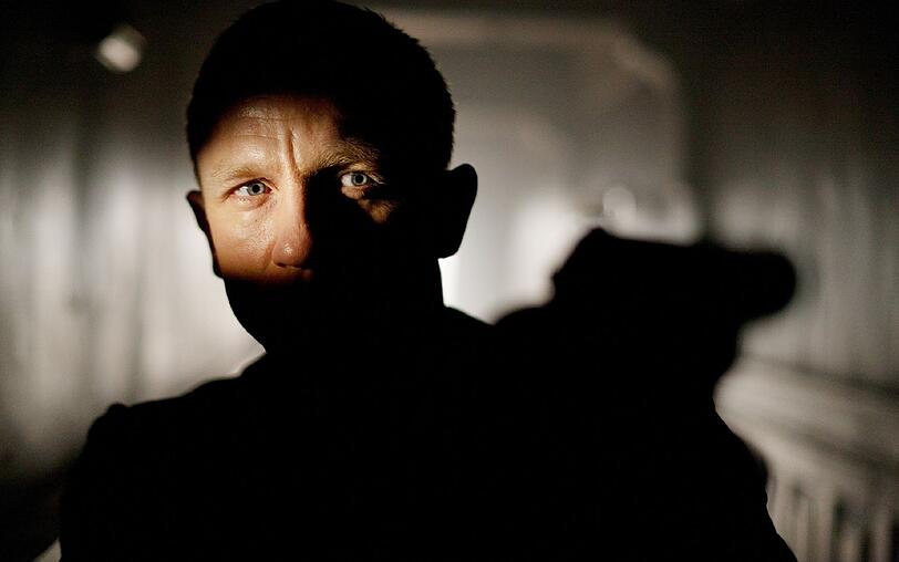 James Bond setzt alles daran, die Verantwortlichen zu finden, die seine Chefin "M" (Judi Dench) aus dem Weg räumen wollen. James Bond setzt alles daran, die Verantwortlichen zu finden, die seine Chefin "M" (Judi Dench) aus dem Weg räumen wollen.