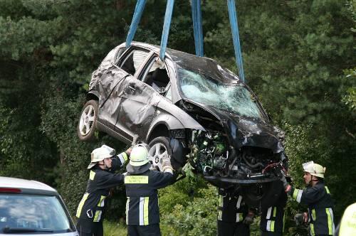 Die Feuerwehr barg das Wrack mit dem Autokran.