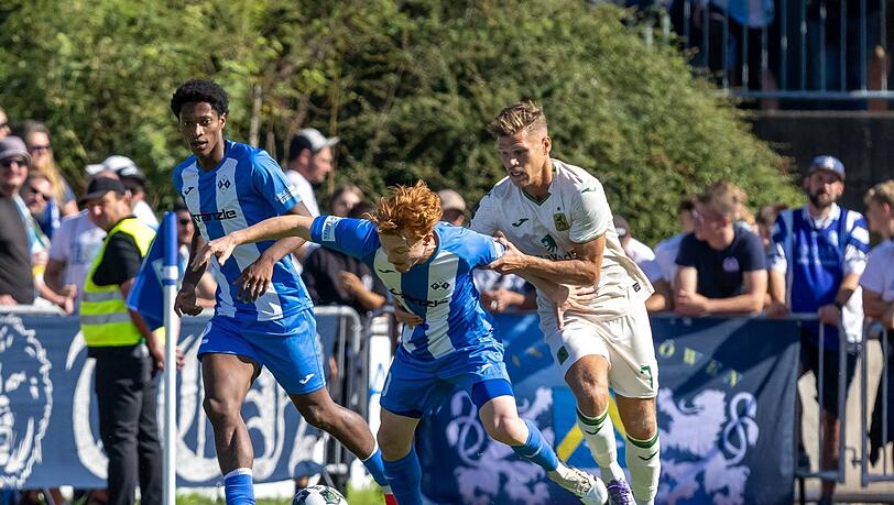 Ganz schön flink und gefährlich, die Illertissener! Löwe Florian Niederlechner (r.) ringt im Totopokal-Duell vor einem Jahr Robin Muth (Mitte) nieder, hinten steht Namrud Embaye. Beide damalige FVI-Akteure spielen mittlerweile woanders. Ganz schön flink und gefährlich, die Illertissener! Löwe Florian Niederlechner (r.) ringt im Totopokal-Duell vor einem Jahr Robin Muth (Mitte) nieder, hinten steht Namrud Embaye. Beide damalige FVI-Akteure spielen mittlerweile woanders.