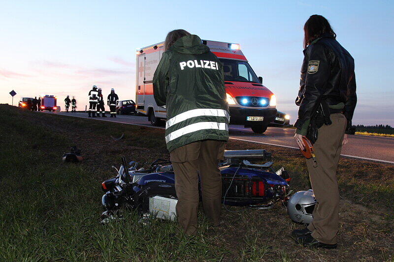 Am Mittwochabend ist es zwischen Peterskirchen und Tacherting zu einem schweren Unfall gekommen. Ein Motorrad-Fahrer ist beim Überholen mit einem entgegenkommenden PKW zusammengekracht. Durch die Wucht des Aufpralls wurde der 27-Jährige von seinem Motorrad geschleudert und dabei lebensbedrohlich verletzt. Er musste mit dem Hubschrauber ins Krankenhaus geflogen werden.