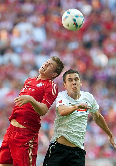 TONI KROOS: In der Anfangsphase aktiv und mutig wie selten. Öffnete mit zwei starken Pässen die Freiburger Defensive mit dem ganz feinen Skalpell. Ließ in der Folge jedoch etwas nach. Gegen ganz tief vor sich hin schlafende Freiburger allerdings keine Sünde. Note: 2