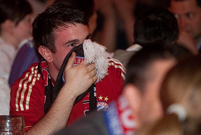 Zittern, jubeln, bangen: So fiebern die Fans im Hippodrom beim Bayern-Spiel gegen Real mit. Die Bilder...