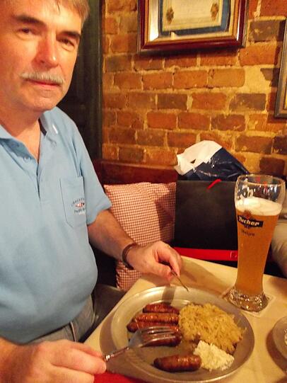 Gemütlich den Bummel ausklingen lassen: Gustl Mollath mit Bratwürsten und Weißbier im Wirtshaus "Zum guldenen Stern".