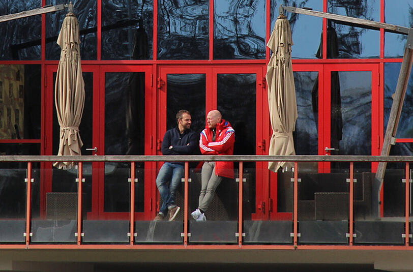 Hansi Flick verfolgt an der Seite von Matthias Sammer das Bayern-Training.