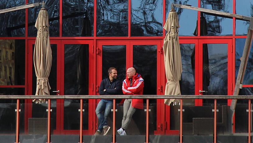 Hansi Flick verfolgt an der Seite von Matthias Sammer das Bayern-Training. Hansi Flick verfolgt an der Seite von Matthias Sammer das Bayern-Training.