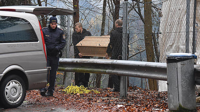 Spurensicherer am Tatort in Söll. Der Grieche war regelrecht hingerichtet worden.