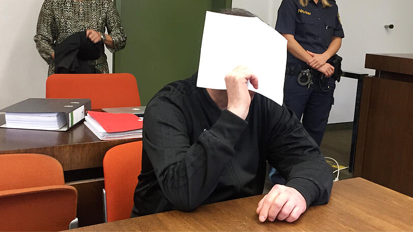 Der Angeklagte, hier beim Prozessauftakt im Oktober, muss lebenslang ins Gefängnis. (Archivbild)