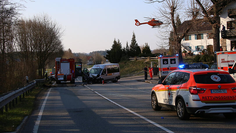 Bilder von der B15 im Landkreis Rosenheim, wo es zum schweren Verkehrsunfall mit einem Toten gekommen ist.