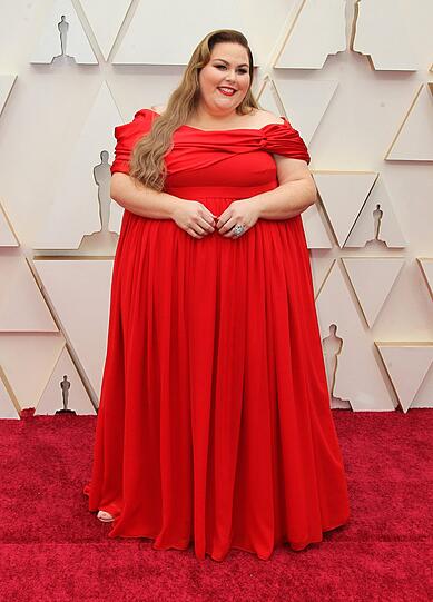 Top: Chrissy Metz ist eine kräftig gebaute Frau. Sie vorteilhaft einzukleiden, stellt für Designer eine Herausforderung dar. Es gibt Roter-Teppich-Fotos von ihr: Auweia! Doch bei den Oscars hat sie mit einem bodenlangen roten Kleid die richtige Wahl getroffen.