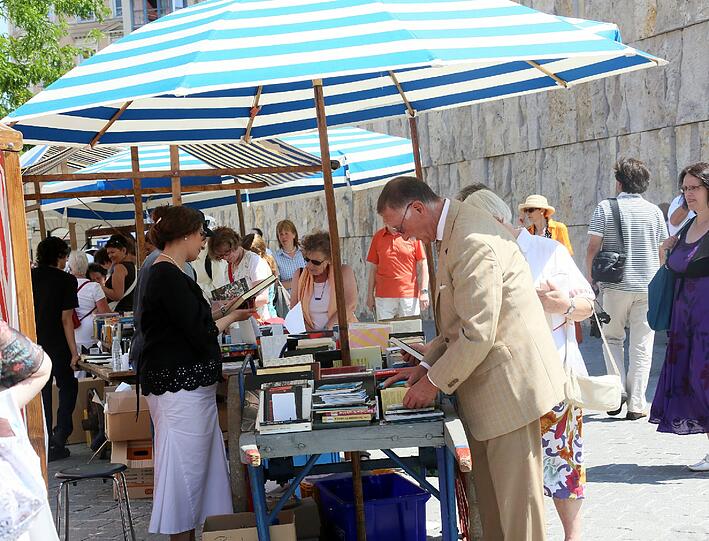 Auf dem Jakobsplatz sind zahlreiche Stände.