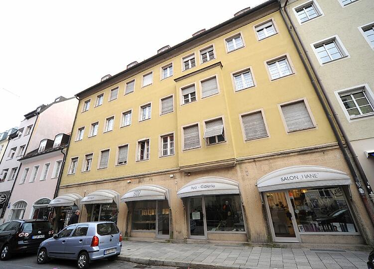 In diesem Haus in der Kreuzstraße stehen seit 17 Jahren Wohnungen leer. Es gehört der Stadt.