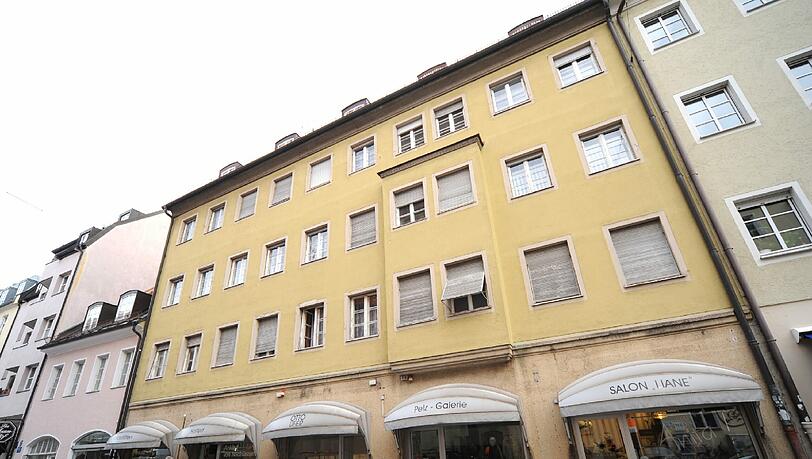 In diesem Haus in der Kreuzstraße stehen seit 17 Jahren Wohnungen leer. Es gehört der Stadt. In diesem Haus in der Kreuzstraße stehen seit 17 Jahren Wohnungen leer. Es gehört der Stadt.