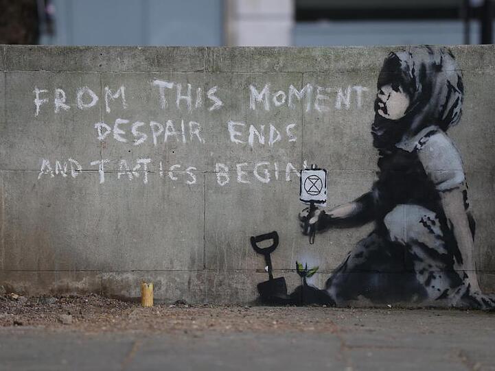 Das Graffito mit der Aufschrift "Von diesem Moment an endet die Verzweiflung und die Taktik beginnt" könnte vom britischen Streetart-Künstler Banksy stammen.