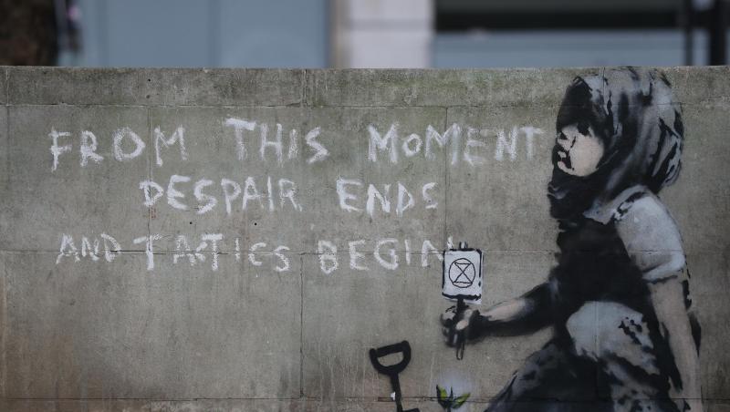 Das Graffito mit der Aufschrift "Von diesem Moment an endet die Verzweiflung und die Taktik beginnt" könnte vom britischen Streetart-Künstler Banksy stammen. Das Graffito mit der Aufschrift "Von diesem Moment an endet die Verzweiflung und die Taktik beginnt" könnte vom britischen Streetart-Künstler Banksy stammen.