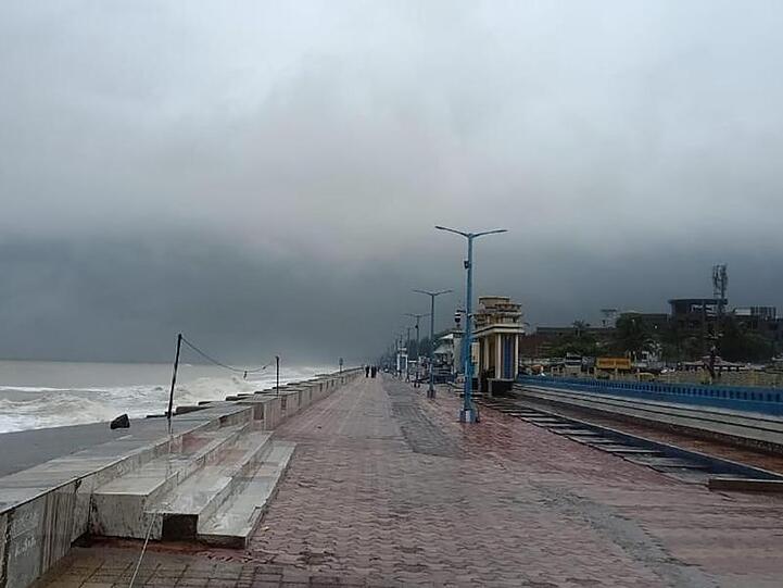 Menschenleer ist die Promenade entlang der Küste des Golfes von Bengalen bei Chandbali im ostindischen Bundesstaat Orissa vor dem Landfall von Zyklon "Amphan".