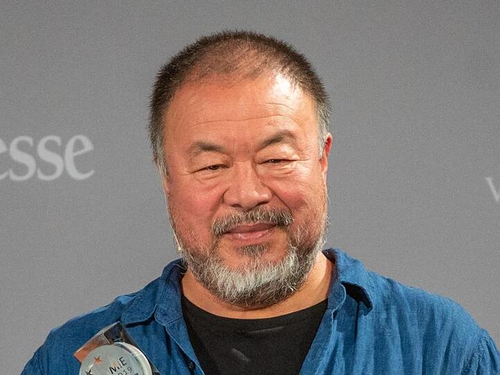 Ai Weiwei präsentiert seinen "Menschen-in-Europa-Kunst-Award". Foto: Armin Weigel/dpa