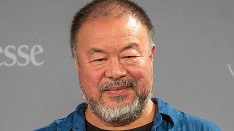 Ai Weiwei präsentiert seinen "Menschen-in-Europa-Kunst-Award". Foto: Armin Weigel/dpa