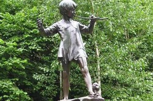 Der Ur-Peter-Pan von 1902 lebte an einem magischen ort in Kensington Gardens.