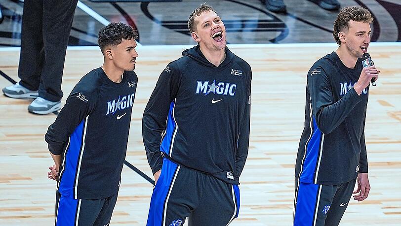 Heimspiel in Berlin im Janaur 2026: Tristan da Silva, Moritz Wagner und Franz Wagner (v.l.) begr&uuml;&szlig;en vor dem Spiel zwischen Orlando und Memphis die Zuschauer in der Halle.  Foto: Soeren Stache/dpa