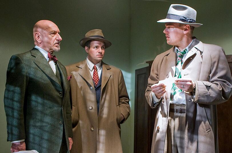 Der zwielichtige Anstaltsleiter Dr. Cawley (Ben Kingsley, links) ist Teddy Daniels (Leonardo DiCaprio, rechts) und seinem Partner Chuck Aule (Mark Ruffalo) bei den Ermittlungen nicht gerade behilflich. Der zwielichtige Anstaltsleiter Dr. Cawley (Ben Kingsley, links) ist Teddy Daniels (Leonardo DiCaprio, rechts) und seinem Partner Chuck Aule (Mark Ruffalo) bei den Ermittlungen nicht gerade behilflich.