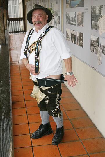Manfred Klein (60), Wirtshausmusiker: Ich trage eine Boxershort, weil die schön abschließt für alle Fälle. Es kann ja sein, dass man mal was vor hat. Außerdem fühle ich mich darin wohl. Ich bin ja ein kerniger Bayer, da macht mir die Kälte nicht so viel aus. Da braucht&rsquo;s nur noch Wadlstrümpf&rsquo; und feste Schuhe und die Tracht dazu &ndash; dann kann einem nichts passieren. Die Lederhosn passt das ganze Jahr und bei jeder Witterung!
