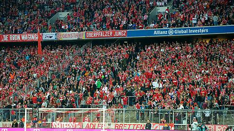 Viel Freiraum: Die Südkurve mit den Blöcken 112/113 direkt hinter dem Tor beim Bundesliga-Auftakt gegen Mönchengladbach. Foto: M.i.S.