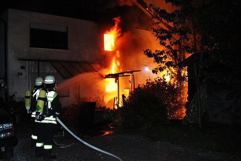 Wohnhaus und Pkw in Mühltal in Vollbrand. Bilder vom Großeinsatz der Feuerwehr.