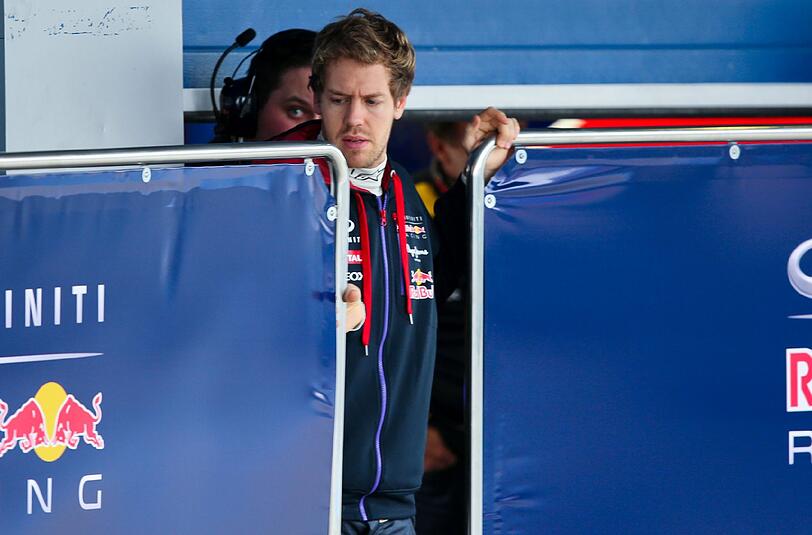 Sebastian Vettel kommt aus der hermetisch abgeriegelten Red-Bull-Box. Wieder gab es Schwierigkeiten.