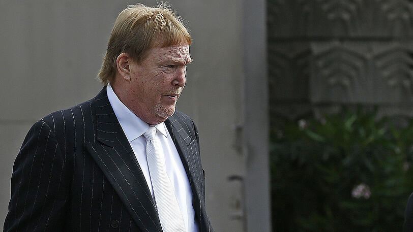 Mark Davis, Eigentümer des American-Football-Teams Oakland Raiders, auf dem Weg zu einem Treffen der Eigentümer der National Football League (NFL). Die klare Mehrheit der Team-Eigentümer der NFL hat dem Antrag des American-Football-Teams der Oakland Raiders zum Umzug nach Las Vegas zugestimmt. Diese Entscheidung fällten die Besitzer mit 31:1-Stimmen.