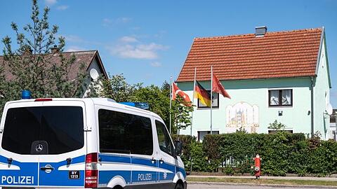 Polizisten beobachten das Gebäude des Türkisch Islamischen Kultur Vereins DITIB. Foto: Matthias Balk/dpa/Archivbild