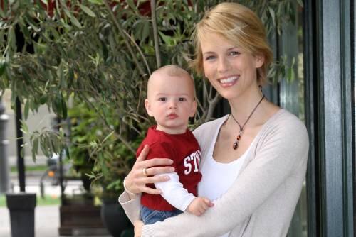 "Meine Kinder würde ich begleiten." Model Margrieta Wever mit ihrem Sohn Magnus.
