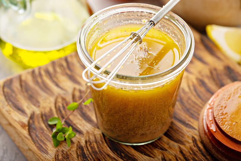 Das Dressing aus dem Saft einer Zitrone, vier Essl&ouml;ffeln Oliven&ouml;l sowie Salz und Pfeffer wird gleichm&auml;&szlig;ig unter den Salat gemischt. Nach etwa 20 Minuten Ziehzeit ist der Salat fertig zum Servieren und h&auml;lt im K&uuml;hlschrank bis zu drei Tage. Wer m&ouml;chte, kann den gesunden Salat nach Belieben variieren: ger&ouml;stete K&uuml;rbiskerne, eine halbe Avocado, Kirschtomaten oder gebratene Tofuw&uuml;rfel statt Feta passen gut dazu.