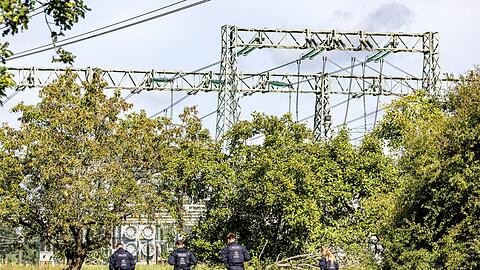 In S&uuml;dbrandenburg durchk&auml;mmen Polizisten die Umgebung des Umspannwerks.