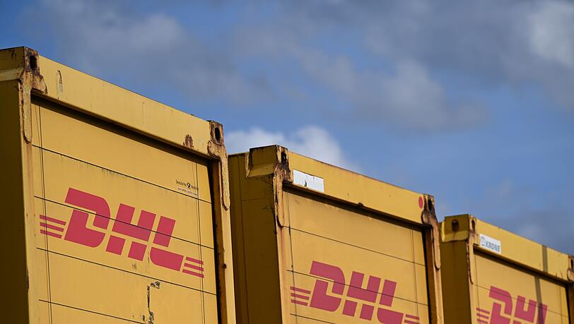An dem DHL-Zustellzentrum l&auml;uft ein gr&ouml;&szlig;erer Einsatz von Feuerwehr und Polizei. (Symbolbild)