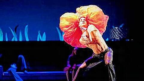 Wenn das Blümchen der Liebe erblüht: Der Kolumbianer David Stiven Valencia-Martinez als Puck in Hans-Henning Paars &bdquo;Sommernachtstraum&ldquo;-Ballett.