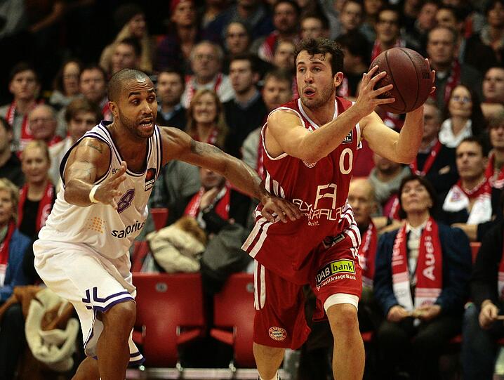 Aufsteiger Bayern München ließ dem überforderten Schlusslicht BG Göttingen am Wochenende beim 101:78 (57:45) keine Chance und verbuchte im Kampf um ein Play-off-Ticket in der Beko BBL einen Pflichtsieg. Unterstützung gab es dabei im AUDI Dome auch von der Münchner Fußball-Prominenz - die Bilder.