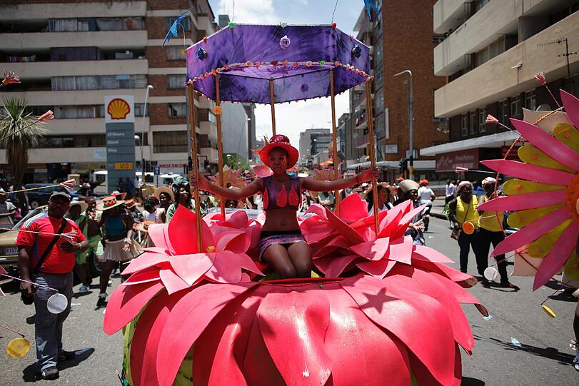 In Johannesburg in Südafrika findet jedes Jahr am 31.12 die Silvesterparade statt. Ein riesiger Karneval zieht hier durch die Innenstadt von Johannesburg und die Menschen feiern den letzten Tag des Jahres.
