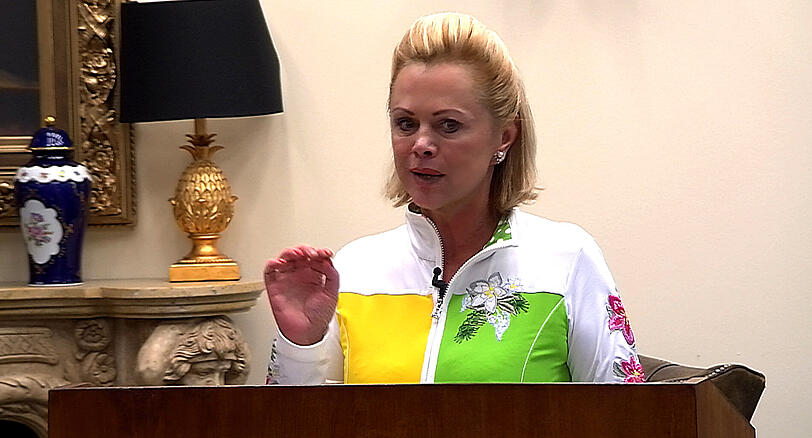 Auch Marijke schwingt eine Rede.