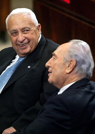 Ariel Sharon mit Shimon Peres (r.)