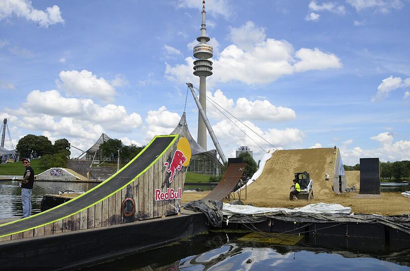 Die Red Bull X-Fighter kommen am Wochenende nach München. Sehen Sie hier Bilder von der Strecke auf dem Olympiasee!