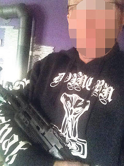 Posiert mit Waffe: Andreas H. aus Augsburg.