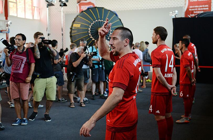 Gute Laune beim Shooting: Franck Ribéry unterhält die Fotografen.