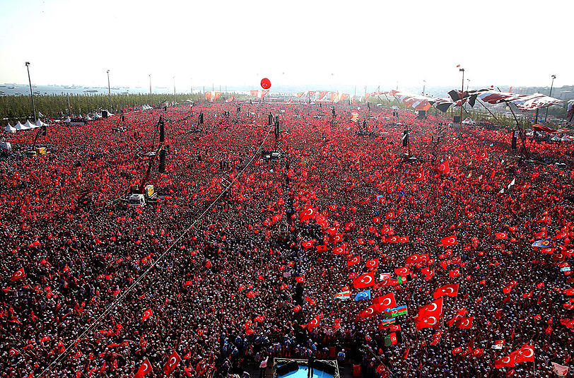 Recep Tayyip Erdogan sprach am Sonntag vor einer jubelnden Menschenmasse in Istanbul.